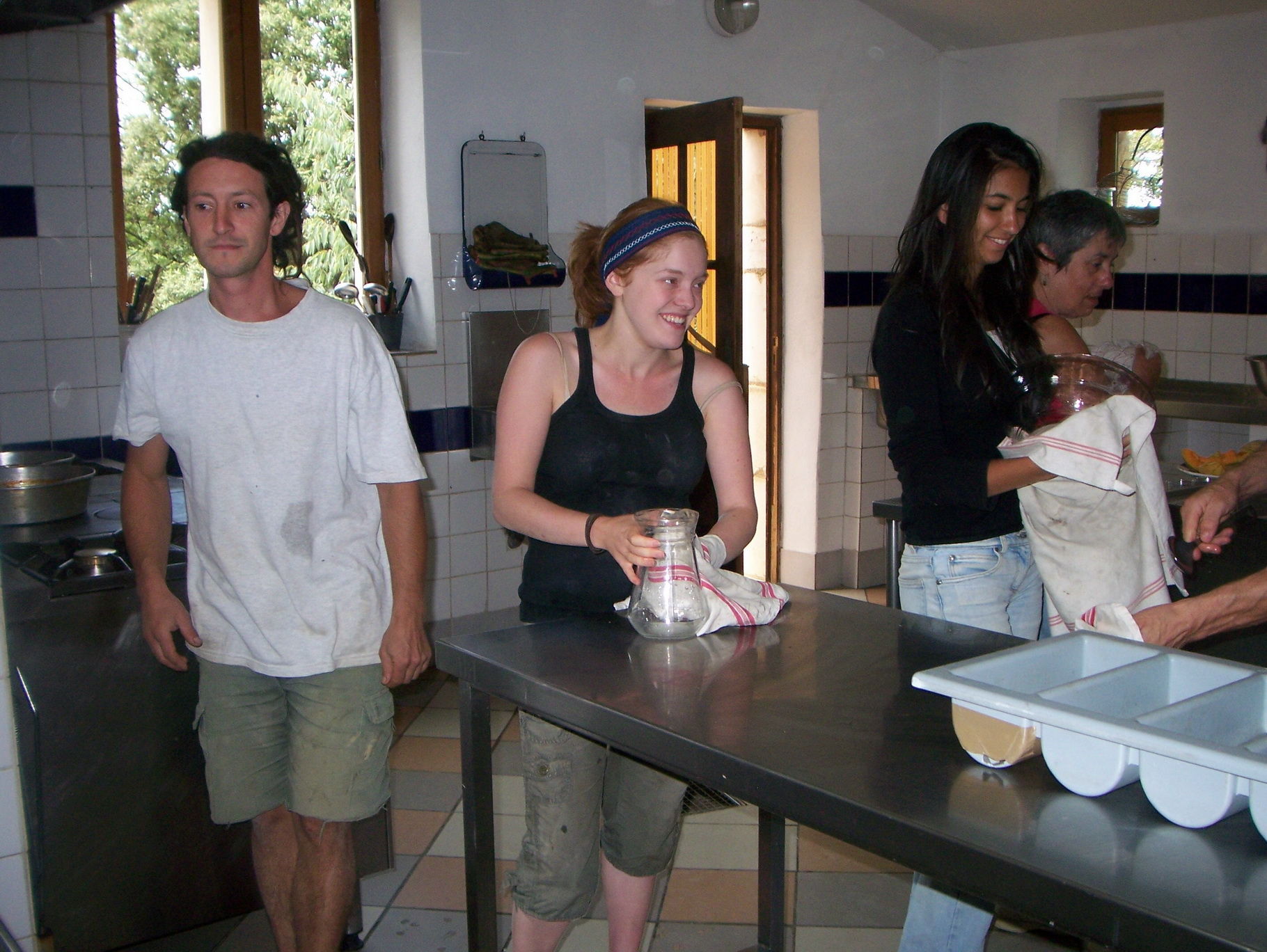 pascal-lindsay-amandine-judy-in-kitchen-02